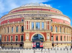 Funcionário do Royal Albert Hall evita prisão após roubar microfone de £ 40.000