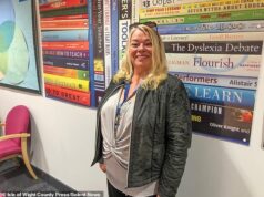 A diretora da TV Education Cardiff mudou os termos da escola para se adequar às suas férias de cruzeiro de luxo, ouve o painel de má conduta