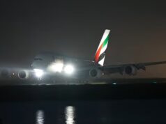 O primeiro voo para o Médio Oriente transportando australianos desde o início do conflito no Irão aterrou em Sydney, enquanto os seus entes queridos respiravam aliviados – mas outros milhares permanecem retidos.