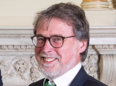 O médico que ajudou a condenar a enfermeira assassina Lucy Letby está sendo investigado durante um julgamento por acusações de ter prejudicado pacientes.