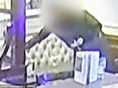 Pubgora capturou o momento em que duas mulheres beberam antes de serem flagradas pela equipe no CCTV