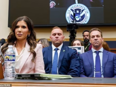 Momento emocionante, Christy Noem é questionada sobre o suposto namorado enquanto o marido se senta atrás dela