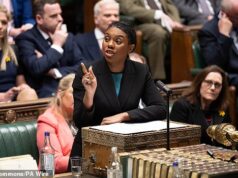 BALA SOBRE BENEFÍCIOS: Os conservadores trarão de volta o limite máximo de benefícios para dois filhos e usarão as economias na defesa