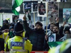 Manifestantes entram em confronto com pessoas em luto na vigília à luz de velas pelo aiatolá Ali Khamenei em Manchester