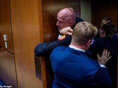 Momento chocante: senador dos EUA se junta à polícia do Capitólio para expulsar fuzileiro naval gritante da audiência no Congresso