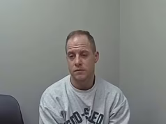 Os filhos do ex-aluno do American Idol Caleb Flynn buscam ordem de restrição para proteger as finanças da família enquanto ele permanece na prisão pelo assassinato da esposa