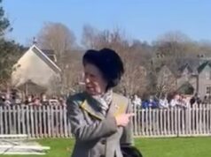 A resposta descomplicada da princesa Anne ao ser saudada pelos fãs: Royal não se incomoda totalmente enquanto os alunos a filmam