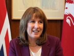 Os ministros ‘tentam salvar os britânicos do aumento da conta de energia’ enquanto a crise de ‘longo alcance’ no Oriente Médio envia uma bola de demolição aos planos de Rachel Reeves