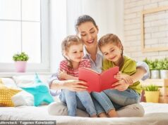 Ouvir audiolivros é tão eficaz quanto ler para crianças, dizem especialistas em criação de filhos