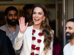 A radiante Princesa de Gales surpreendeu-se com um casaco branco de inverno e uma guirlanda de rosas vermelhas enquanto visitava a ‘Golden Mile’ de Leicester no dia seguinte ao festival hindu da primavera.