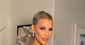 A glamorosa estrela de TV foi agredida sexualmente pelo irmão de Alexander depois de servir um ‘grande coquetel rosa’ em vez de seu refrigerante de tequila habitual em um evento de networking chamativo, alega um processo civil