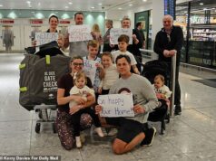 Placas pintadas à mão de ‘Bem-vindo ao lar’ e abraços chorosos: reuniões emocionantes no aeroporto para os britânicos enquanto eles correm para se abrigar enquanto as explosões explodem no alto e dormem em toalhas no chão