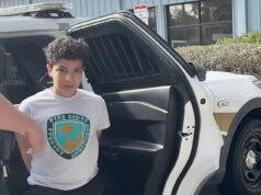 Um menino de dez anos algemado foi levado sob custódia policial depois de supostamente ameaçar levar uma arma para a escola para matar seus colegas de classe.