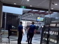 Cenas horríveis de adolescentes atacando funcionários da Aldi e quebrando portas de vidro no Newcombe Central em Geelong