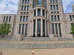 Viúva malvada, 67 anos, chora ao ser presa por atacar o marido por causa do pedido de seguro de vida