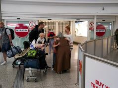 Britânicos chegam em casa após voo oficial de repatriação ‘traumático’ do Oriente Médio: corrida no deserto e horas presos no ônibus … em meio a alegações de que o avião nem estava cheio