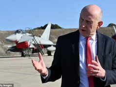 Um navio de guerra do Reino Unido ainda não partiu para uma base em Chipre e poderá demorar semanas a chegar, com o secretário da Defesa, John Healy, a admitir que a humilhação da Grã-Bretanha está a aprofundar-se.