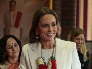 Glamour de Bollywood de Kate! A princesa usa uma guirlanda floral tradicional sobre um vestido Ralph Lauren enquanto visita um templo hindu para marcar o festival Holi da primavera.