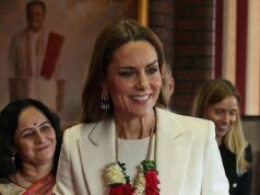 Glamour de Bollywood de Kate! A princesa usa uma guirlanda floral tradicional sobre um vestido Ralph Lauren enquanto visita um templo hindu para marcar o festival Holi da primavera.
