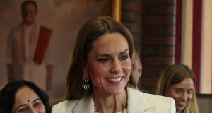 Glamour de Bollywood de Kate! A princesa usa uma guirlanda floral tradicional sobre um vestido Ralph Lauren enquanto visita um templo hindu para marcar o festival Holi da primavera.