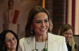 Glamour de Bollywood de Kate! A princesa usa uma guirlanda floral tradicional sobre um vestido Ralph Lauren enquanto visita um templo hindu para marcar o festival Holi da primavera.