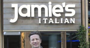 Jamie Oliver anunciou o retorno de sua rede italiana após um colapso que fez com que 22 restaurantes fechassem e 1.000 pessoas perdessem seus empregos, no que o chef da TV chamou de “um pequeno problema” (e ele está oferecendo massa grátis para atrair os clientes de volta!).