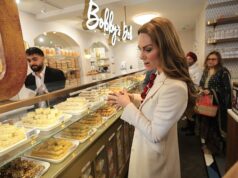A Princesa de Gales embalou uma caixa de doces tradicionais indianos para George, Charlotte e Louis levarem para casa durante sua visita a Leicester – como Kate disse aos proprietários de restaurantes: ‘Estou bem com temperos’