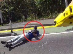 Momentos depois de bandido mascarado apontar arma carregada para policial com Taser – já que ele está preso por 14 anos