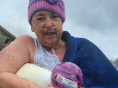 Paciente moribundo com câncer, 64 anos, encantado ao encontrar um raro tesouro de vidro na praia de Oregon durante sua última viagem à amada costa