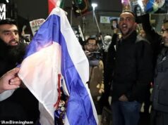 Manifestantes pró-iranianos queimam bandeiras israelenses e gritam ‘Morte às FDI’ na vigília do Aiatolá em Birmingham