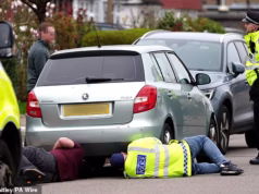 A polícia antiterrorista teve mais tempo para questionar o trio sobre a ‘conspiração da rede de espionagem iraniana para atingir judeus em Londres’, à medida que mais casas eram invadidas