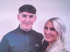 Um assassino preso por execuções em gangues é fotografado por um guarda penitenciário com sua namorada