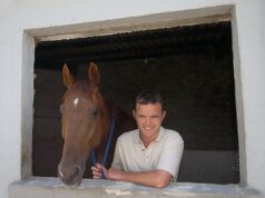 O treinador de cavalos do Grand National que ‘atacou o passeador de cães em suas terras com um taco de hóquei’ diz que o homem realmente caiu em um cockapoo fora de controle