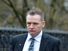 Após Tori fugir para o hotel, vereador começa a perseguir o colega