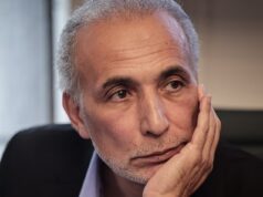 Um antigo professor de estudos islâmicos em Oxford será julgado à revelia depois de ter desistido das alegações de que estava demasiado doente para comparecer em tribunal, acusado de violar três mulheres.