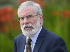Gerry Adams era comandante sênior do IRA, descobriu arquivos do governo antes de tomar medidas legais contra o ex-presidente do Sinn Féin