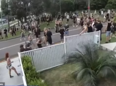 Caos enquanto 500 adolescentes invadem a festa como esquadrão de choque e helicóptero da polícia – enquanto imagens chocantes mostram um menino sendo derrubado pela polícia