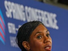 Kimi Badenoch diz que parlamentares trabalhistas de esquerda estão ‘fazendo política estudantil’ sobre a guerra do Irã e mantendo Keir Starmer como ‘refém político’