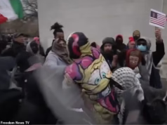 Momentos de vigília em Nova York para lamentar a morte do líder supremo do Irã se transformam em violência com socos