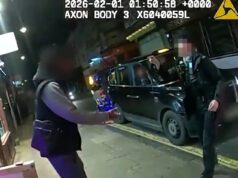 No momento, duas corajosas policiais confrontam um homem que atira facas – empurrando-o na frente de uma loja para recuperá-la na rua.