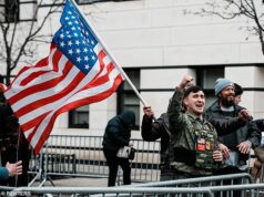 Bomba de fumaça assusta enquanto manifestantes atacam o comício anti-islâmico do influenciador conservador Jack Lang em Nova York