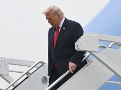 O presidente Trump parece sério ao pousar na base da Força Aérea de Delaware para receber seis soldados americanos mortos na guerra do Irã