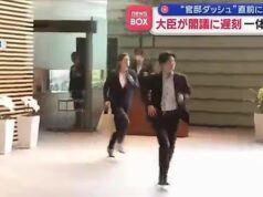 Cinco minutos atrasado, o ministro japonês corre para a reunião – e depois pede desculpas a todo o país