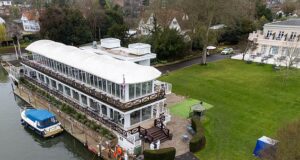 Investigação de assassinato iniciada após o corpo de uma mulher ser encontrado em um clube privado no Rio Tâmisa: a polícia prende um, 44