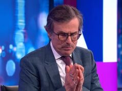 ‘O Absoluto de Robert Peston!’ Locutor de 65 anos choca o público com tênis Nike vermelhos de £ 145 e um anel de soco-inglês enquanto cobre o conflito no Oriente Médio