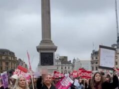Momento irônico Ativistas dos direitos das mulheres xingam e manifestantes protestam contra o regime iraniano… que tem oprimido brutalmente as mulheres há décadas