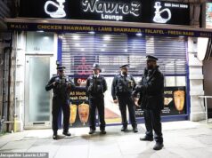 A polícia prendeu um homem de 25 anos após um ataque com garrafa e esfaqueamento em Londres.