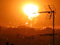 O Irã dispara e faz chover petróleo após ataques a depósitos do governo dos EUA e de Israel, enquanto Trump diz que as tropas terrestres dos EUA estão prontas para entrar: ATUALIZAÇÕES AO VIVO