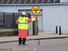 Homens e mulheres aterrorizados com pirulitos devem estar armados com câmeras corporais, pois são abusados verbalmente e cuspidos por motoristas e ciclistas