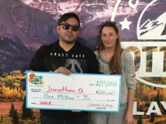 O dia difícil de trabalho do ex-morador de rua muda depois que ele ganha US$ 1 milhão na loteria com um bilhete comprado no Walmart